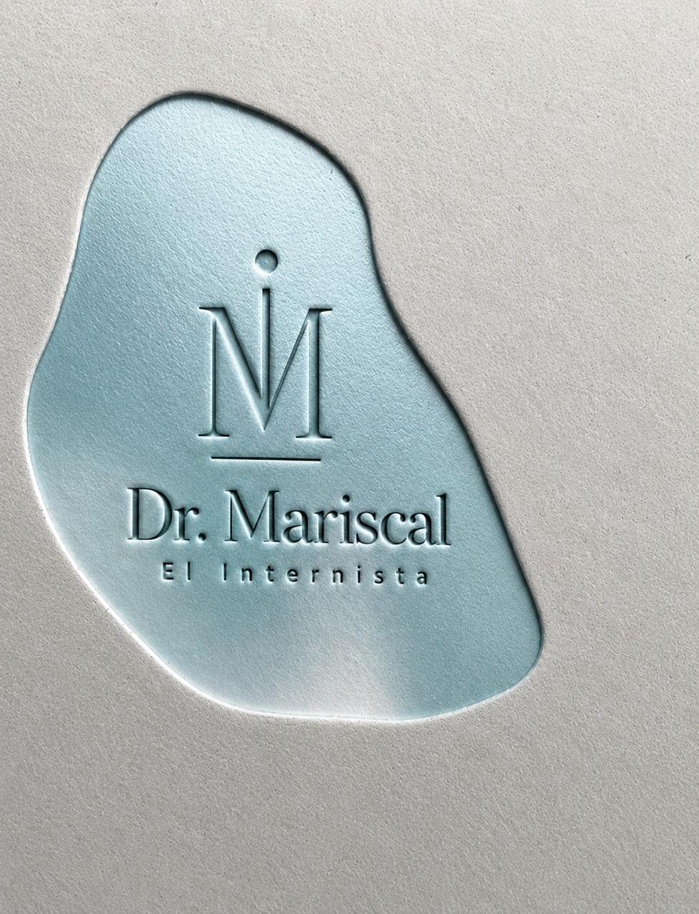 Monograma İM del Dr. Mariscal, El Internista, en relieve sobre fondo azul